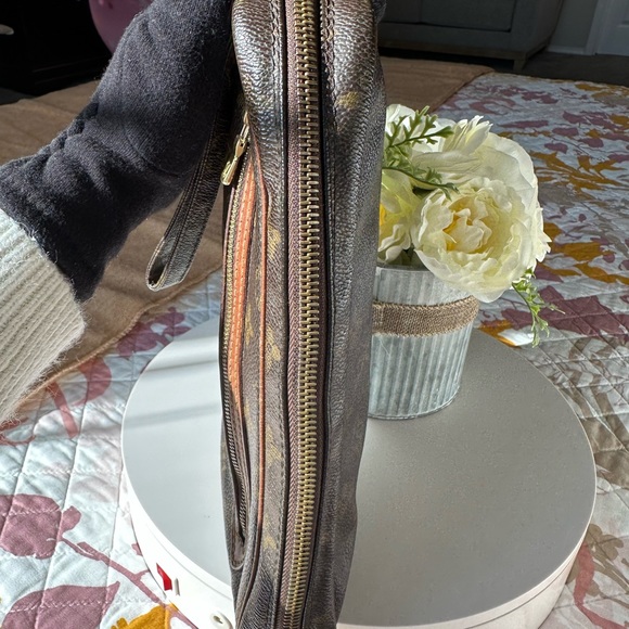 Authentic vintage LOUIS VUITTON
Monogram Pochette Marly Dragonne - Picture 6 of 17